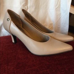 Size 6 Life Stride flex nude leather pumps